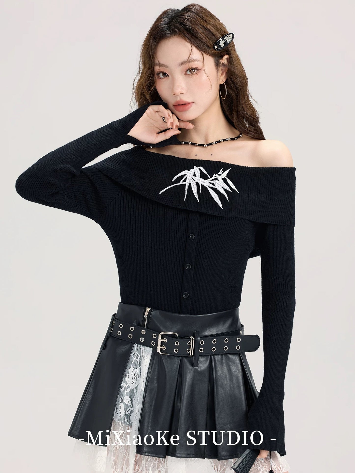 Mi Xiaoke's new Chinese style black one-shoulder knit sweater sweater for women autumn design slim-fitting off-shoulder top