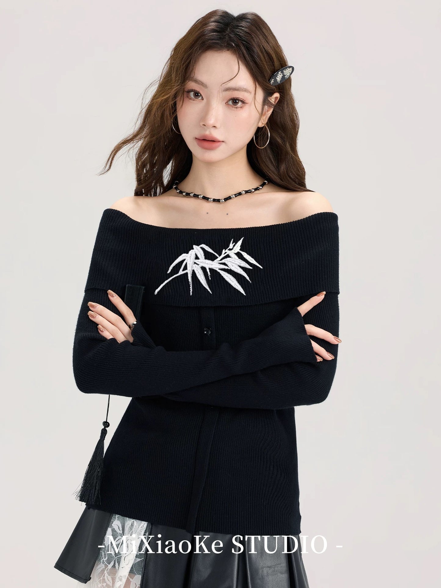 Mi Xiaoke's new Chinese style black one-shoulder knit sweater sweater for women autumn design slim-fitting off-shoulder top
