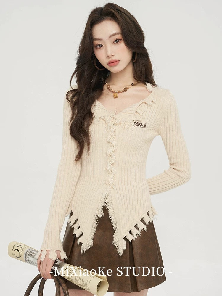Mi Xiaoke American style niche design raw edge V-neck unique and chic sweater for women in early spring hot girl knitted sweater top