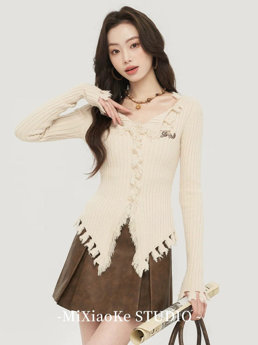 Mi Xiaoke American style niche design raw edge V-neck unique and chic sweater for women in early spring hot girl knitted sweater top