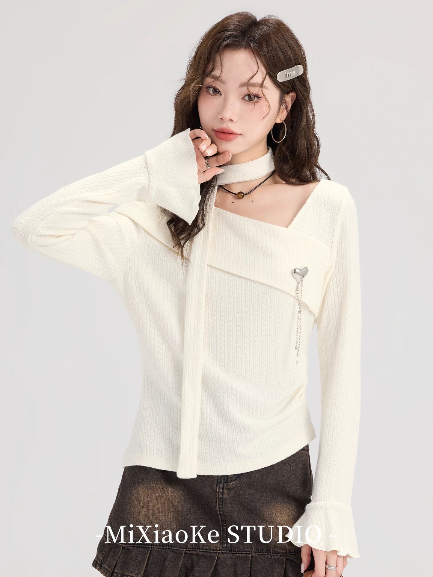 Mi Xiaoke French retro white v-neck long-sleeved knitted sweater for women in early autumn, slim fit and elegant top