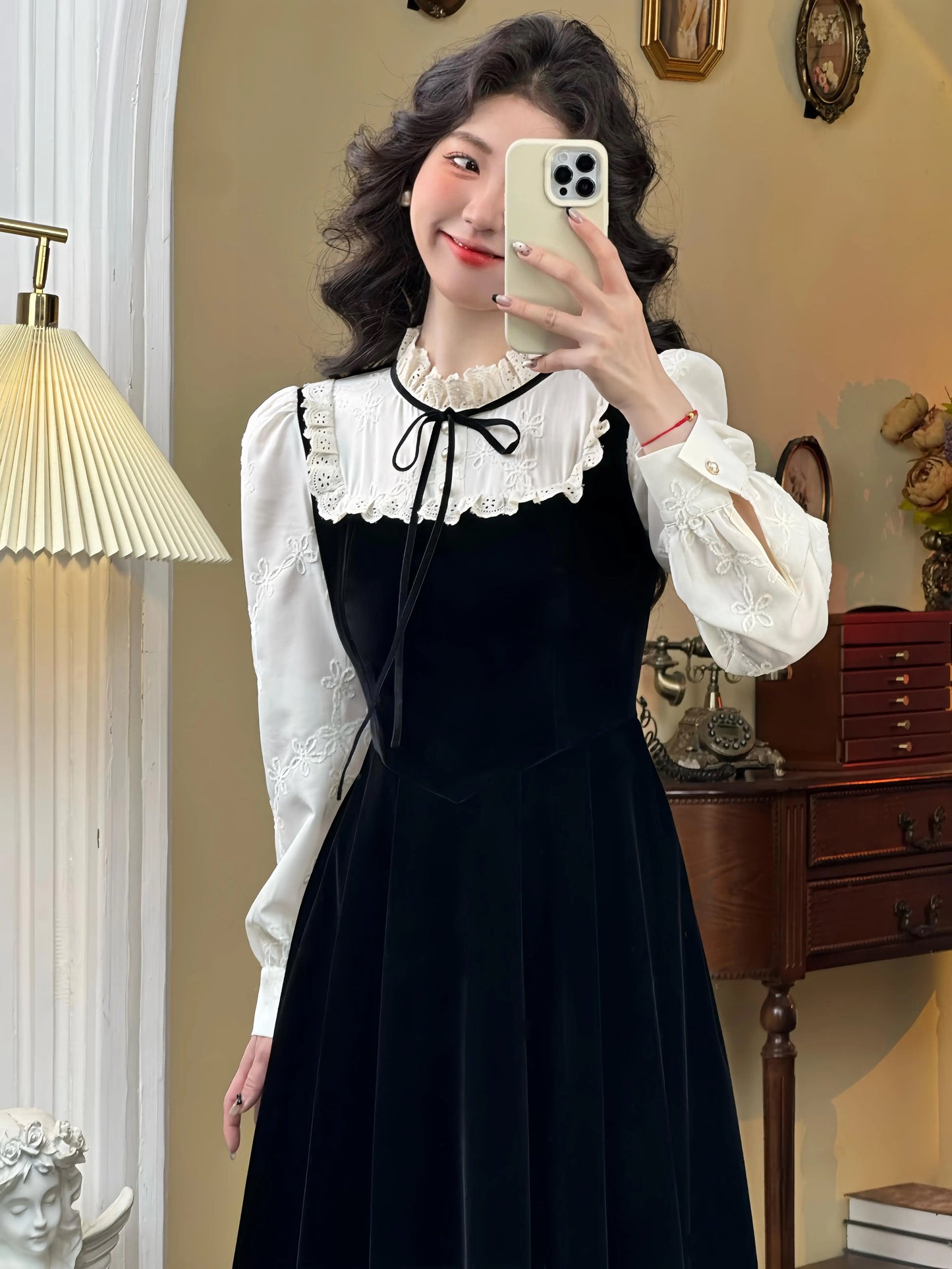 Mrs. Xiao's 2024 autumn and winter new style retro light luxury temperament fungus high-end long-sleeved French dress for women