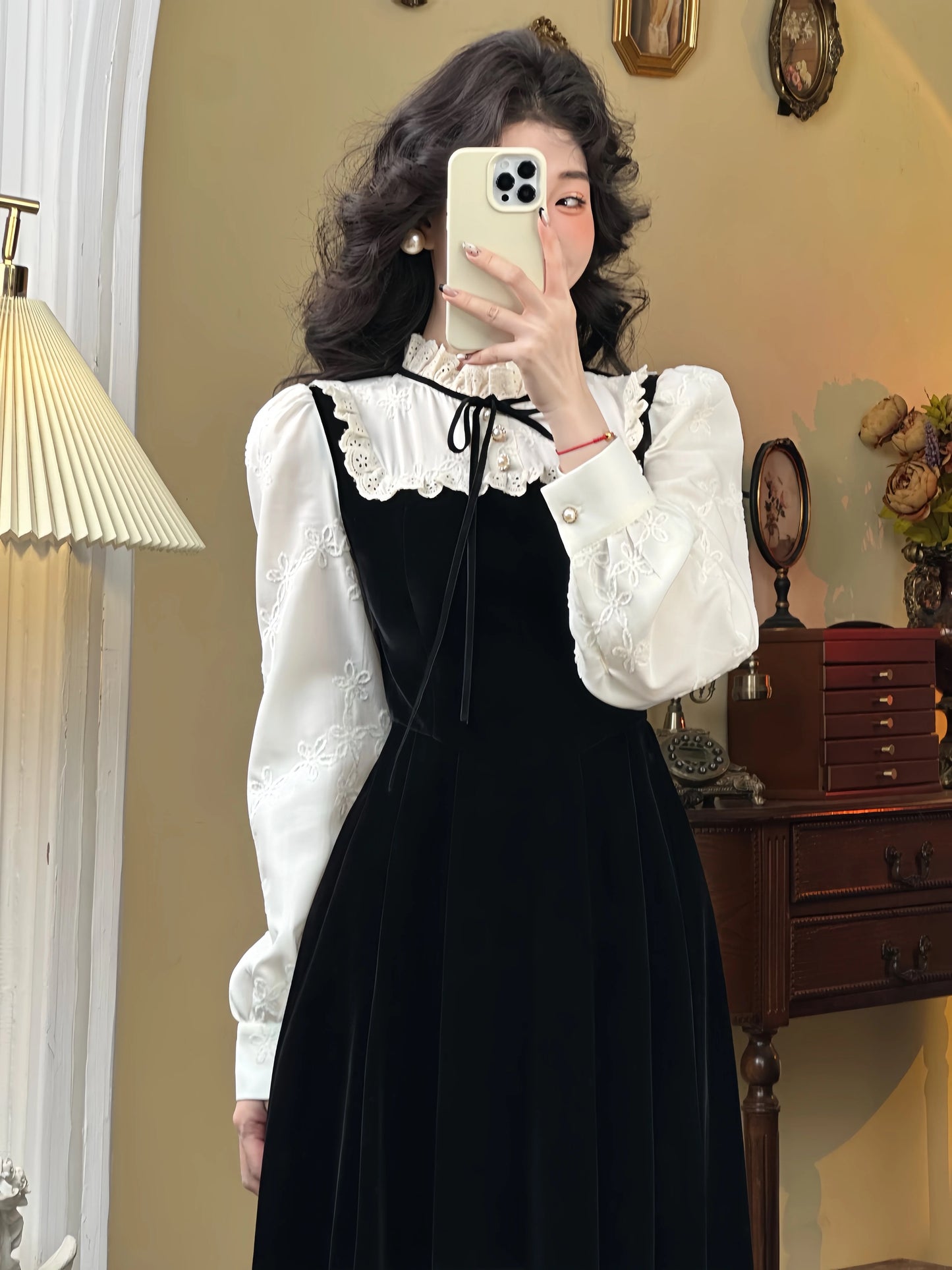 Mrs. Xiao's 2024 autumn and winter new style retro light luxury temperament fungus high-end long-sleeved French dress for women