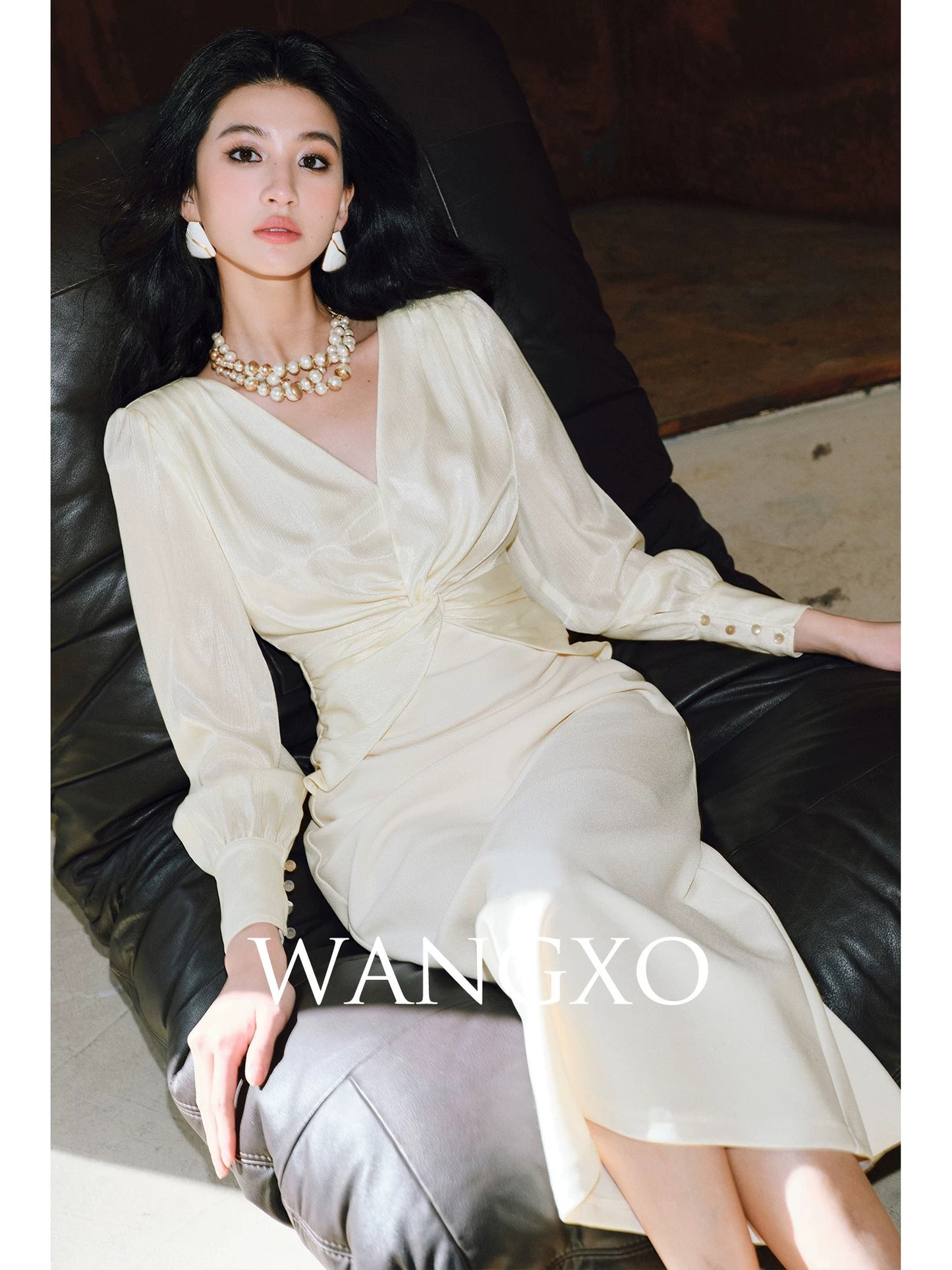 WANGXO｜Wrinkled shiny satin and stretch Mickey linen｜V-neck twisted waist slimming dress