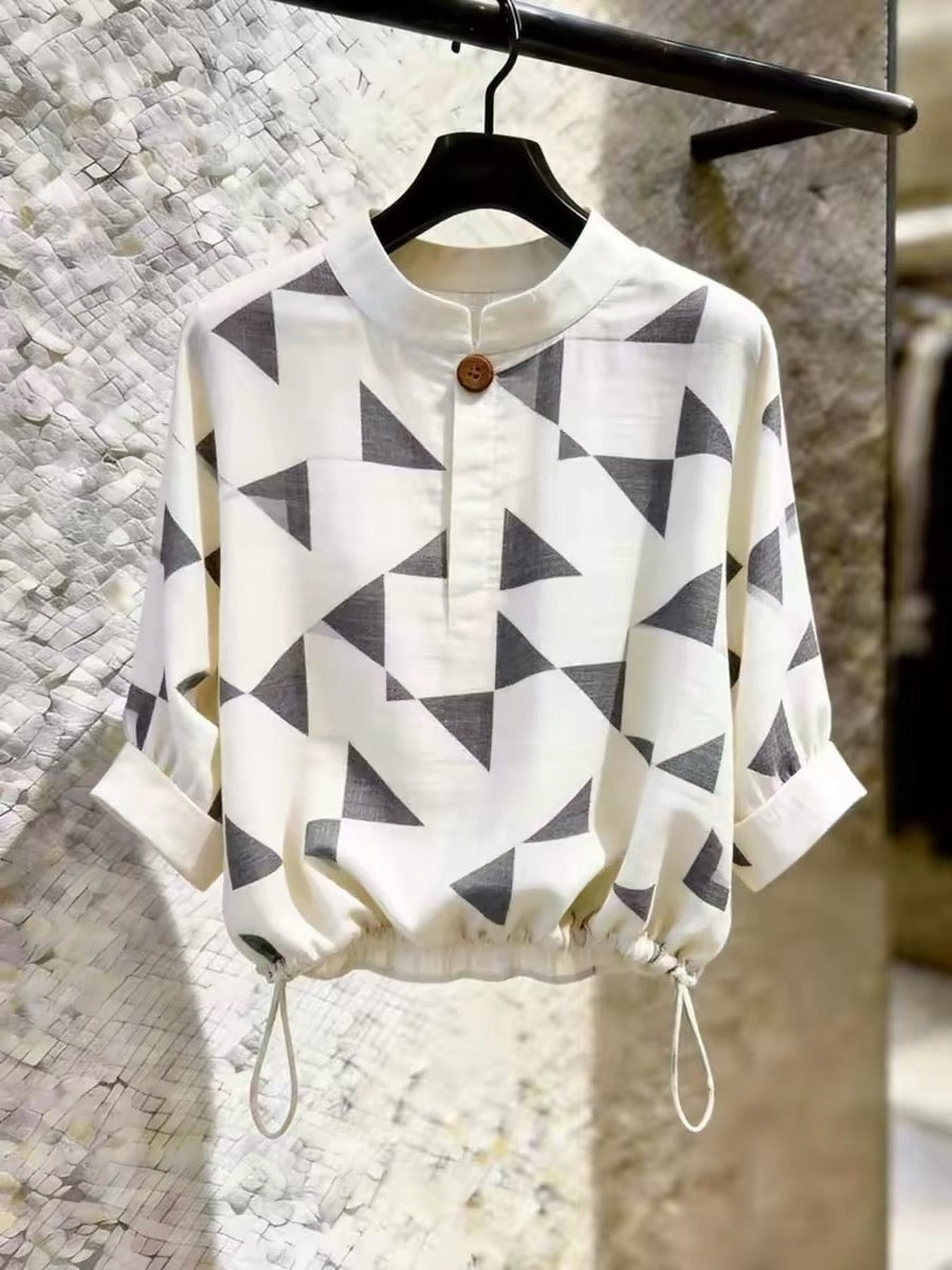 Store-stock item: Women's casual short-sleeved shirt featuring a geometric print—a loose, slimming new style for Summer 2026.