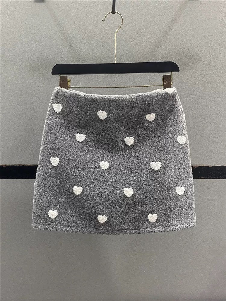 Red heart-patterned wool midi skirt, women's 2025 autumn/winter new Korean style, age-reducing, slimming, versatile A-line bodycon mini skirt.