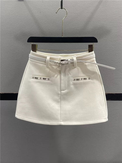 Off-white woolen midi skirt for women, 2025 autumn/winter new Korean style, high-waisted, slimming, anti-exposure A-line bodycon mini skirt.