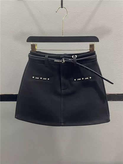 Off-white woolen midi skirt for women, 2025 autumn/winter new Korean style, high-waisted, slimming, anti-exposure A-line bodycon mini skirt.