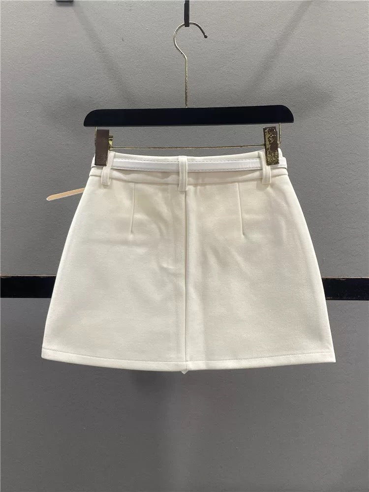 Off-white woolen midi skirt for women, 2025 autumn/winter new Korean style, high-waisted, slimming, anti-exposure A-line bodycon mini skirt.