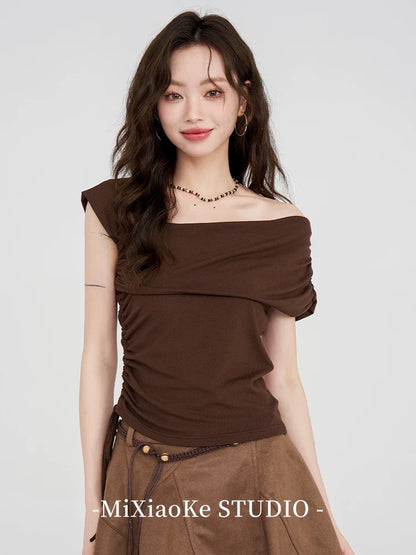 Mi Xiaoke coffee color one shoulder short sleeve T-shirt female summer 2025 new design niche off shoulder hot girl top