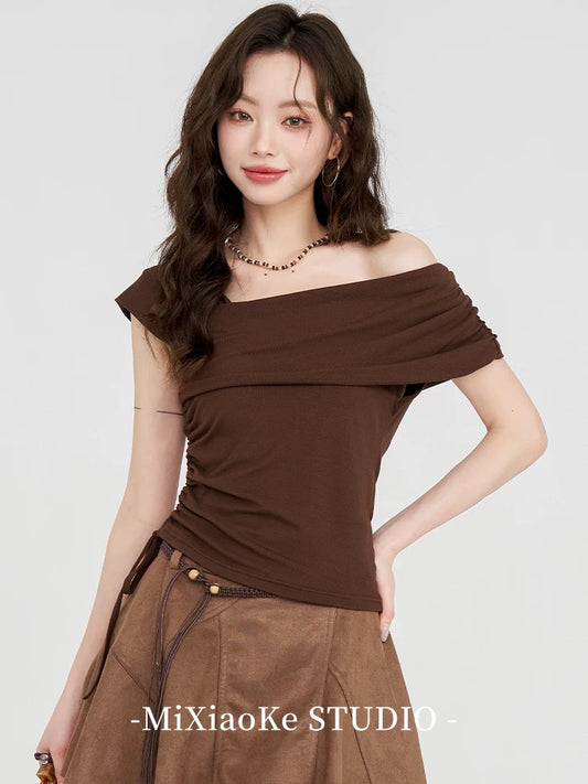 Mi Xiaoke coffee color one shoulder short sleeve T-shirt female summer 2025 new design niche off shoulder hot girl top