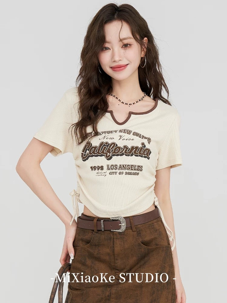 Mi Xiaoke American retro printed v-neck short-sleeved T-shirt for women in summer with drawstring waist design and niche short top