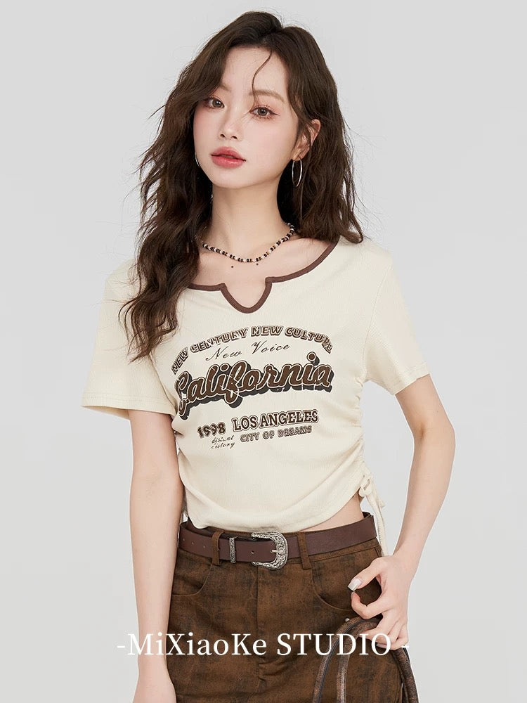 Mi Xiaoke American retro printed v-neck short-sleeved T-shirt for women in summer with drawstring waist design and niche short top