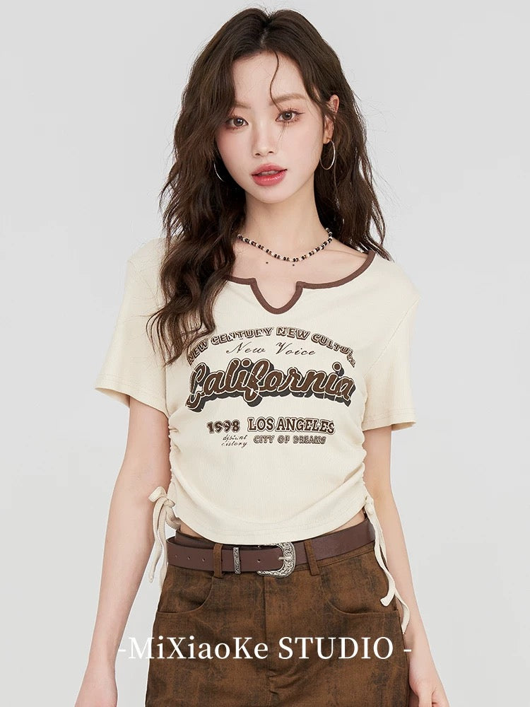 Mi Xiaoke American retro printed v-neck short-sleeved T-shirt for women in summer with drawstring waist design and niche short top