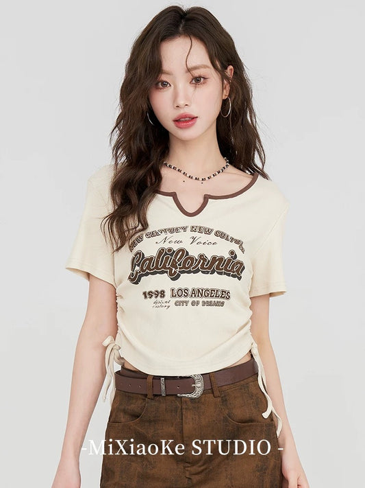 Mi Xiaoke American retro printed v-neck short-sleeved T-shirt for women in summer with drawstring waist design and niche short top