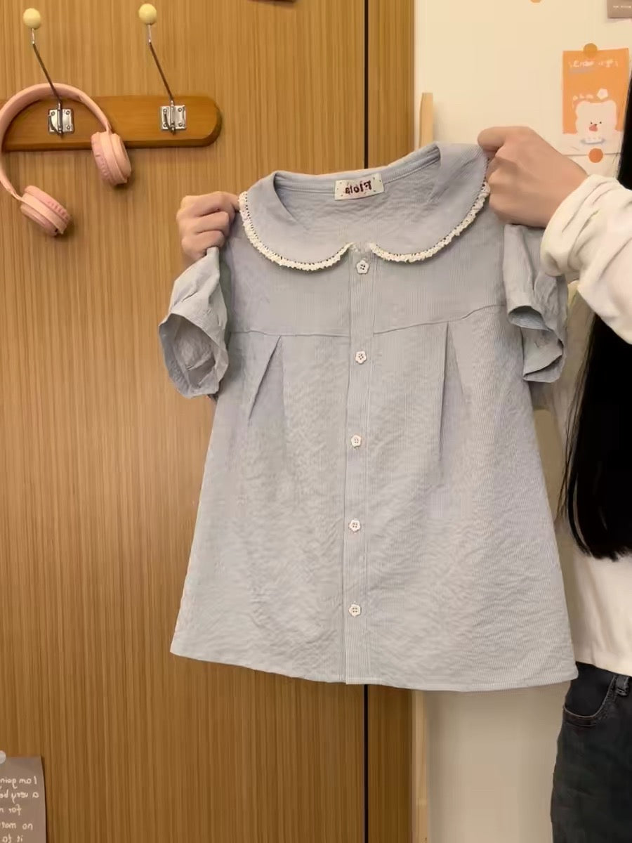 Creamy Universe: Fresh and delicate blue button-down lace-trimmed babydoll-style short-sleeved shirt for petite women.