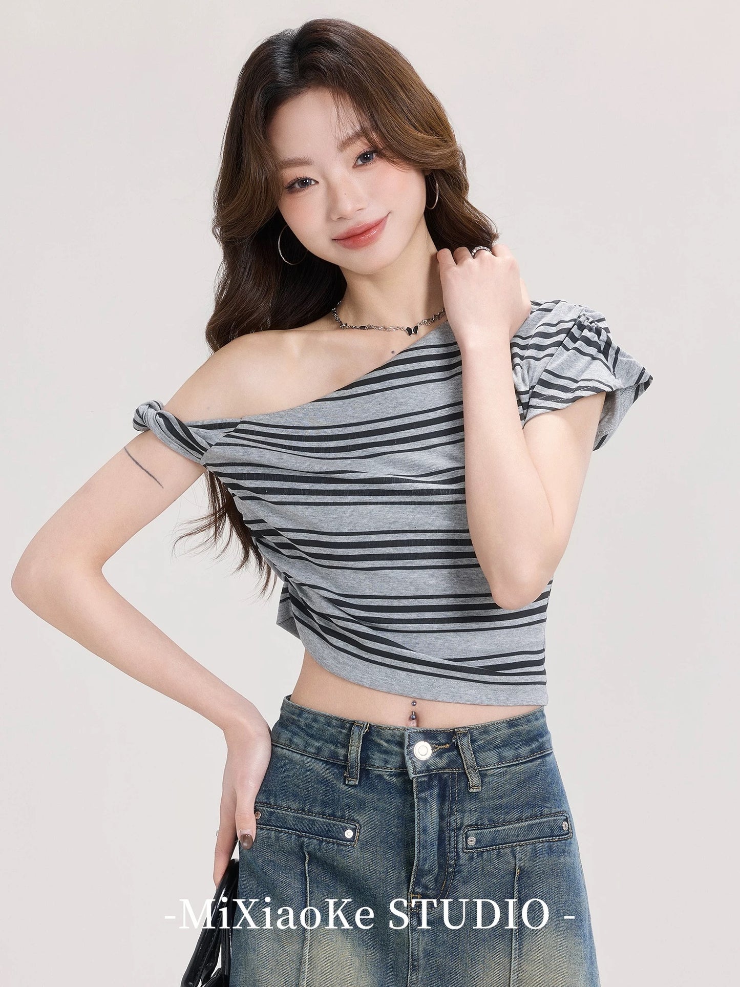 Mi Xiaoke gray striped off-shoulder short-sleeved T-shirt for women in summer, hot girls sexy outfit, navel-baring short top