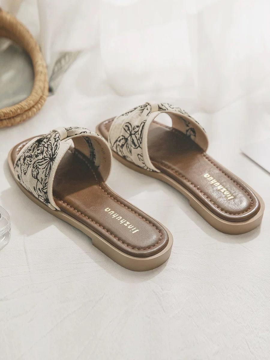 Sheepskin version ~ Beautiful French flat-soled with skirts for going out small sandals for women 2025 new summer outdoor wear fashion