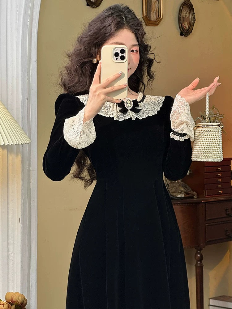 Mrs. Xiao's French retro Hepburn style velvet dress for women in autumn and winter spliced lace trumpet sleeves little black skirt