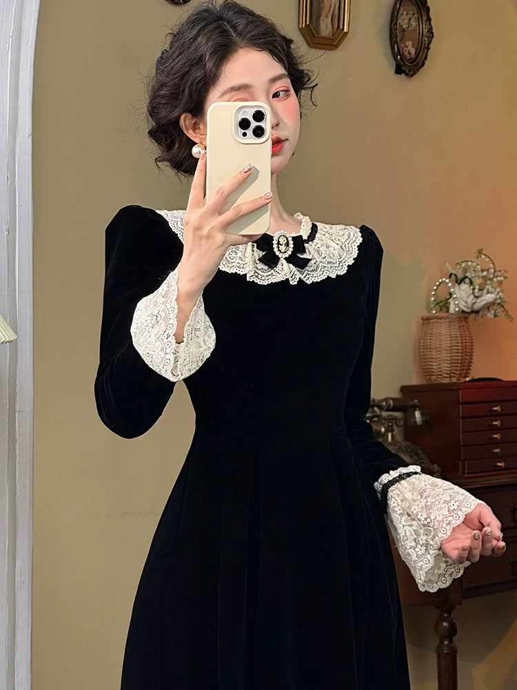 Mrs. Xiao's French retro Hepburn style velvet dress for women in autumn and winter spliced lace trumpet sleeves little black skirt