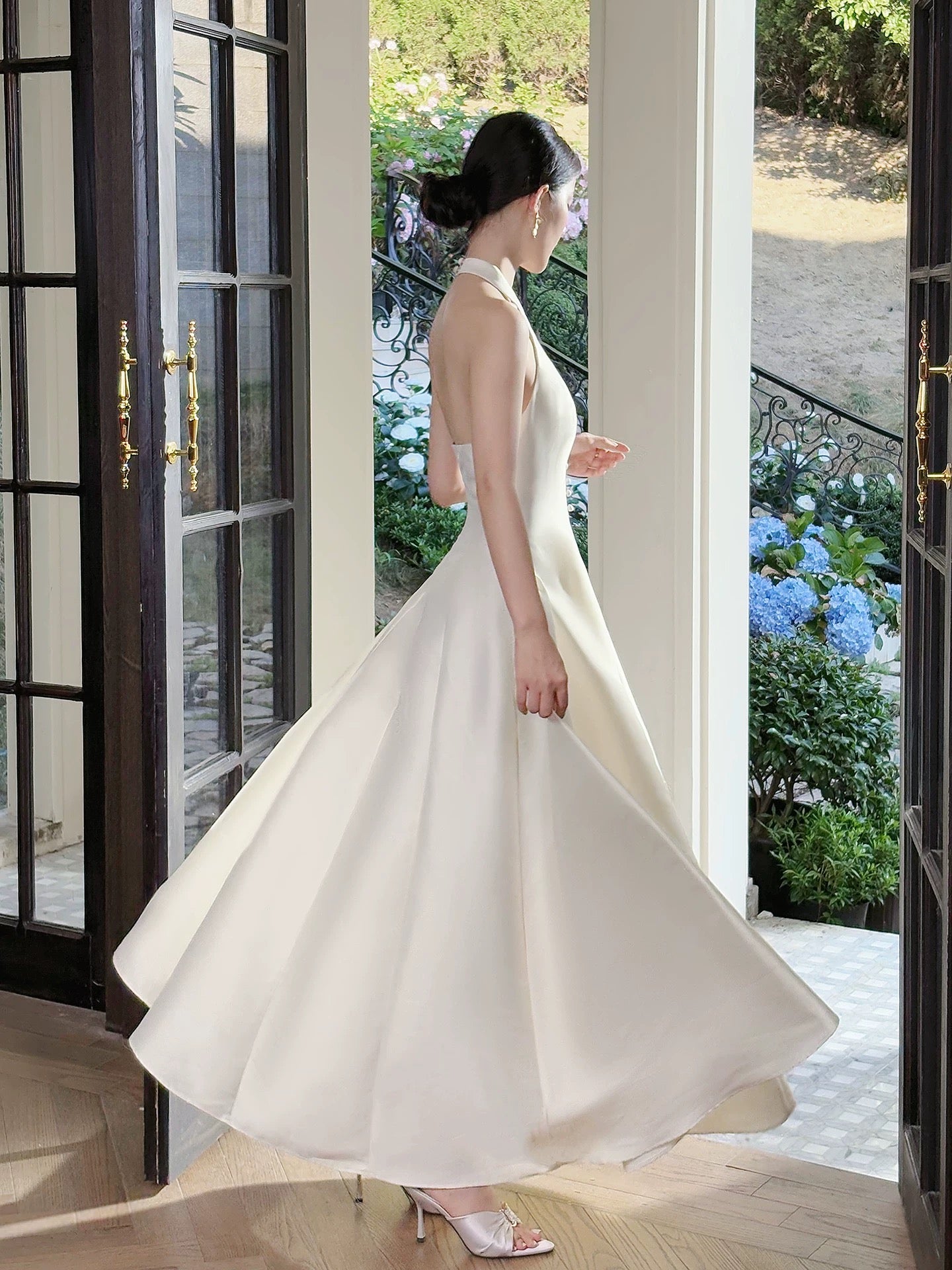 Good Job! 【Luoshen】French Satin Sleeveless Dress with a Fitted Waist and Halter Neck - Simple and Elegant Gown