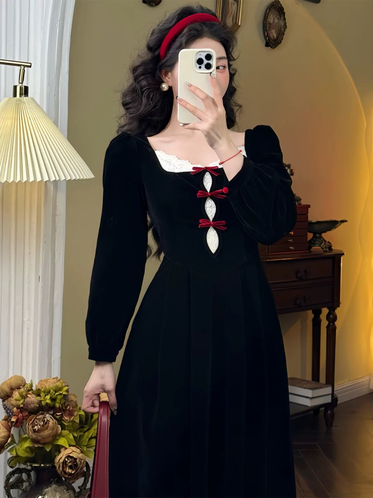 Mrs. Xiao's autumn and winter long-sleeved square collar retro bow velvet French lace black and white splicing dress for women