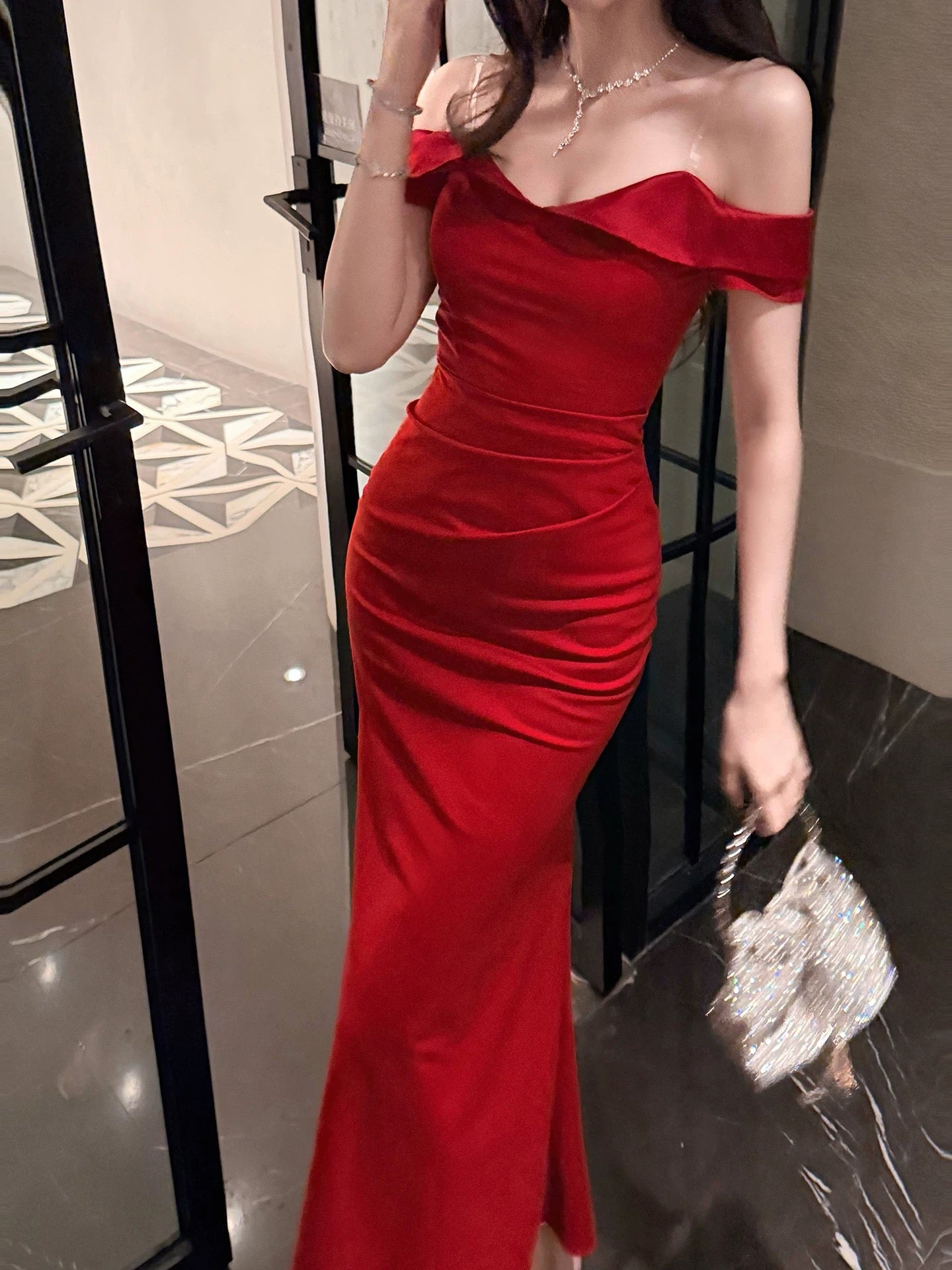 Good Job! 【Twilight Rose】French Red Off-Shoulder Dress for Women's Annual Party - A Luxurious and High-End Gown