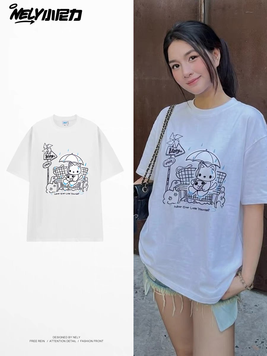 Loose-fit, versatile, and fresh-style short-sleeve T-shirt featuring a unique line-art print of a cat holding an umbrella; a casual crew-neck top perfect for students.