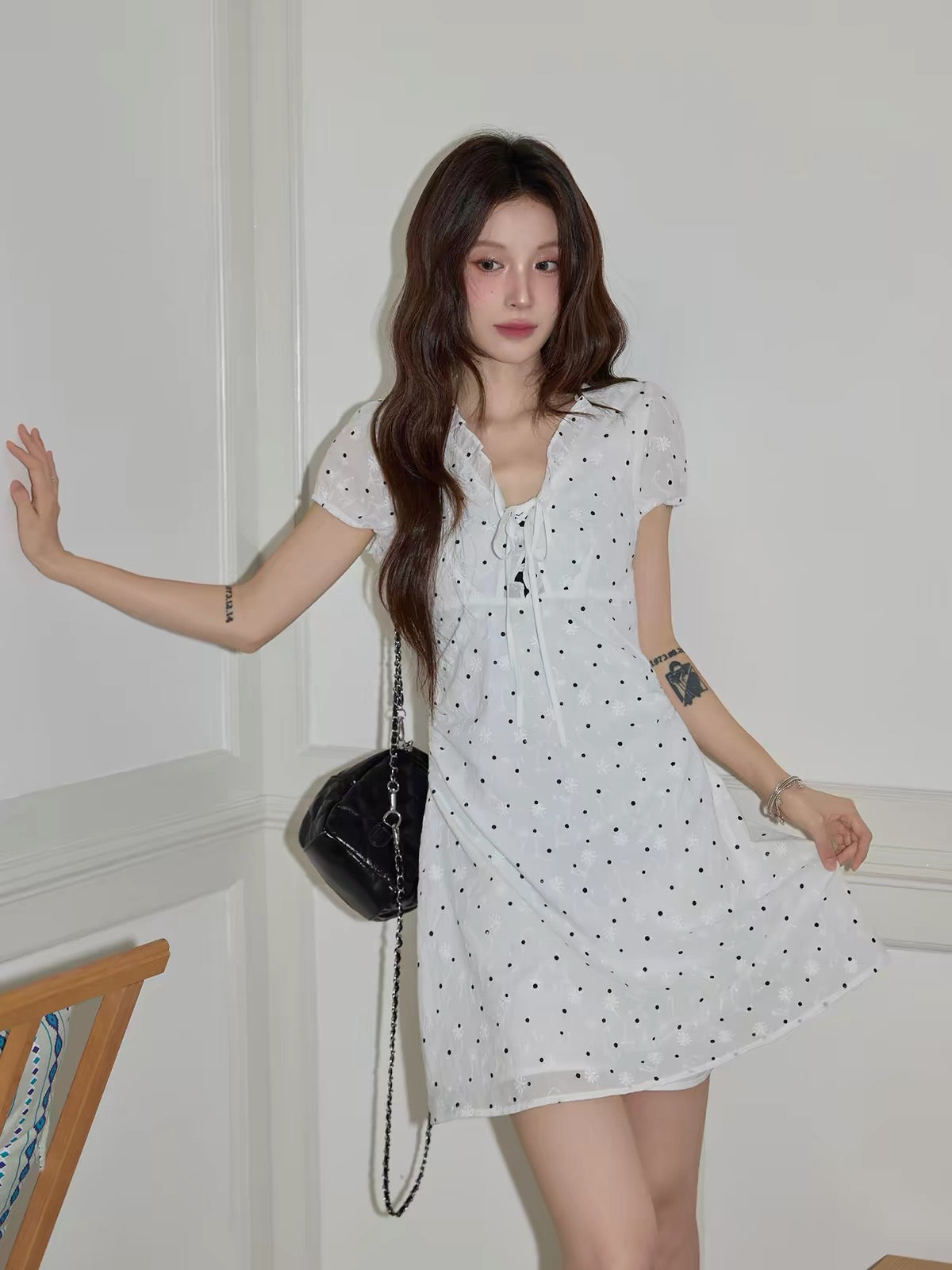 Chaochao French-style white polka-dot V-neck short-sleeve dress—a casual, slim-fit A-line mini dress for women (Summer 2026) designed to flatter the hips.