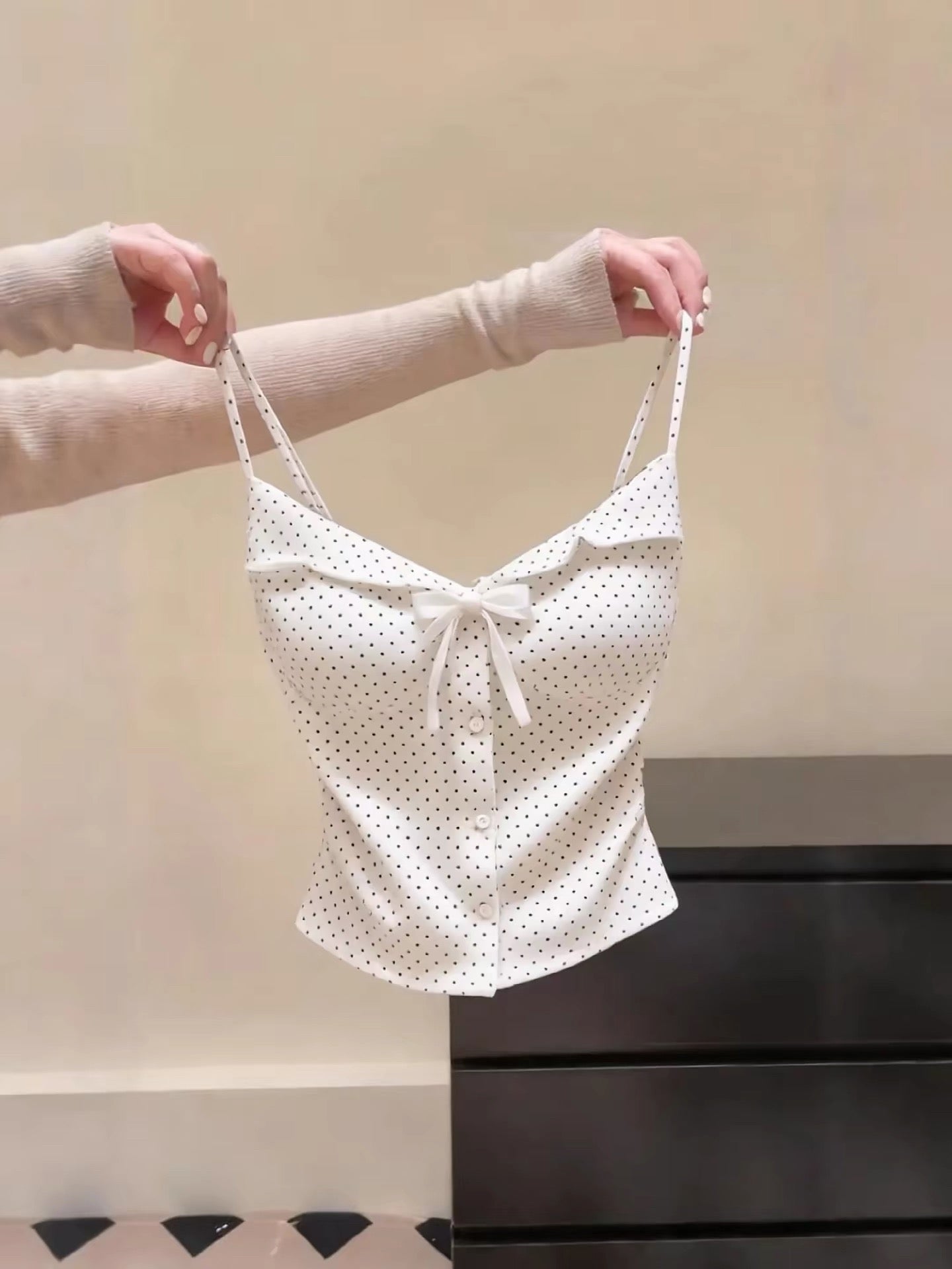 Export label cut-out polka dot bow camisole with bra pads, slim waist, single-breasted design.