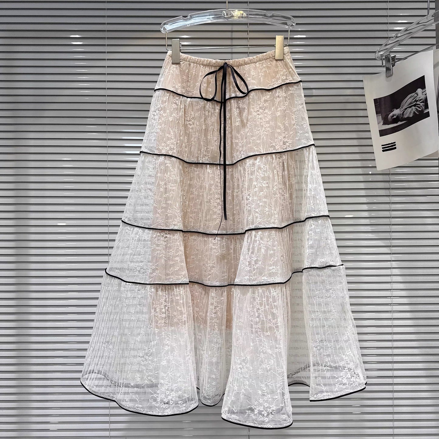 Popular online style, 2025 winter new sweet and elegant ruffled hem patchwork lace mesh midi skirt.