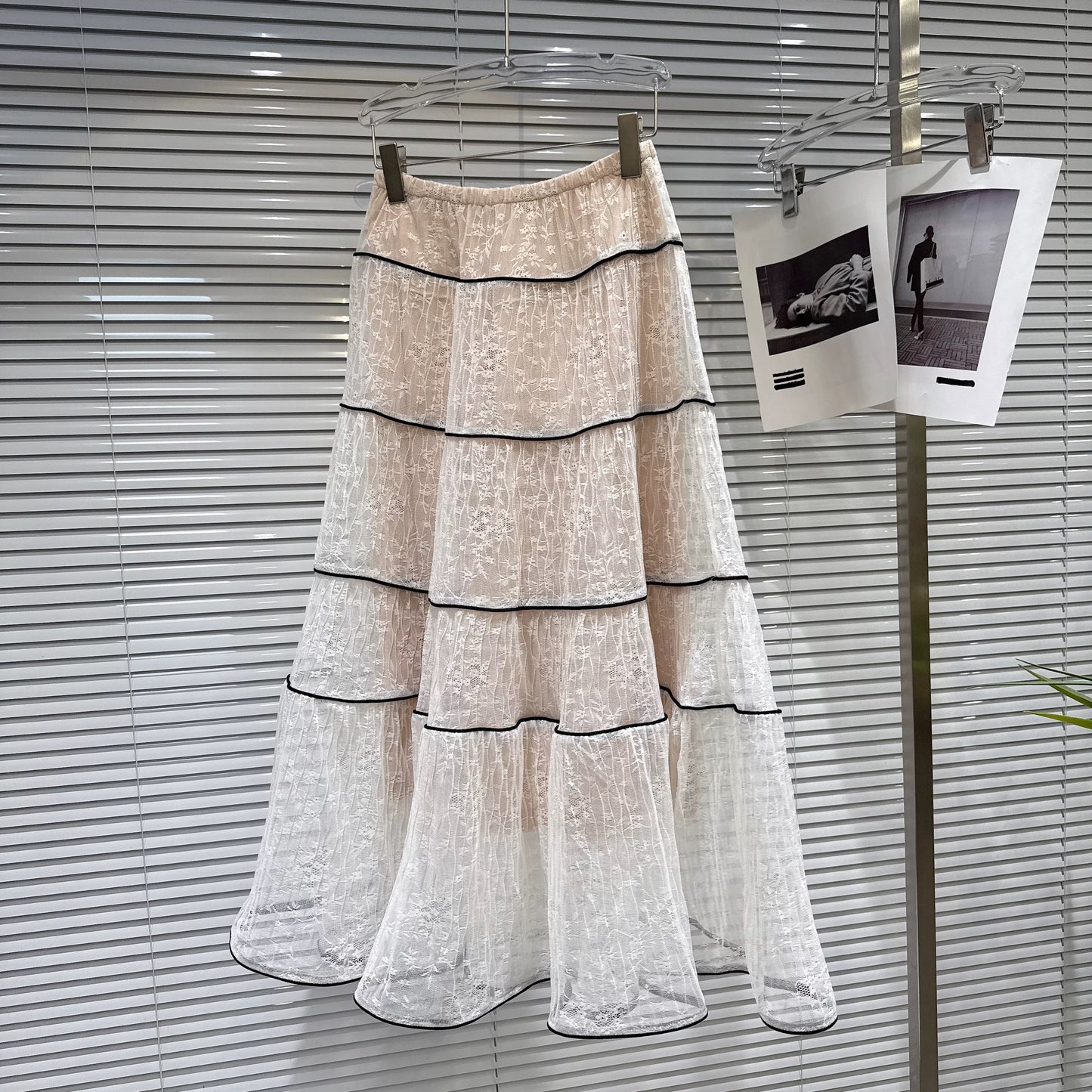 Popular online style, 2025 winter new sweet and elegant ruffled hem patchwork lace mesh midi skirt.