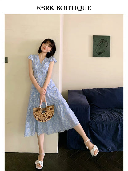 SRK French-style blue dress featuring elegant, unique, and slimming waist-cinching tailoring with delicate bellflower embroidery—a stylish new midi-length piece for the summer season.