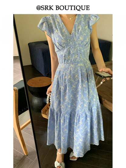 SRK French-style blue dress featuring elegant, unique, and slimming waist-cinching tailoring with delicate bellflower embroidery—a stylish new midi-length piece for the summer season.