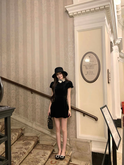 OYFF Fanfan is here! [Hepburn Girl] French-style thickened vintage lace puff sleeve velvet black dress