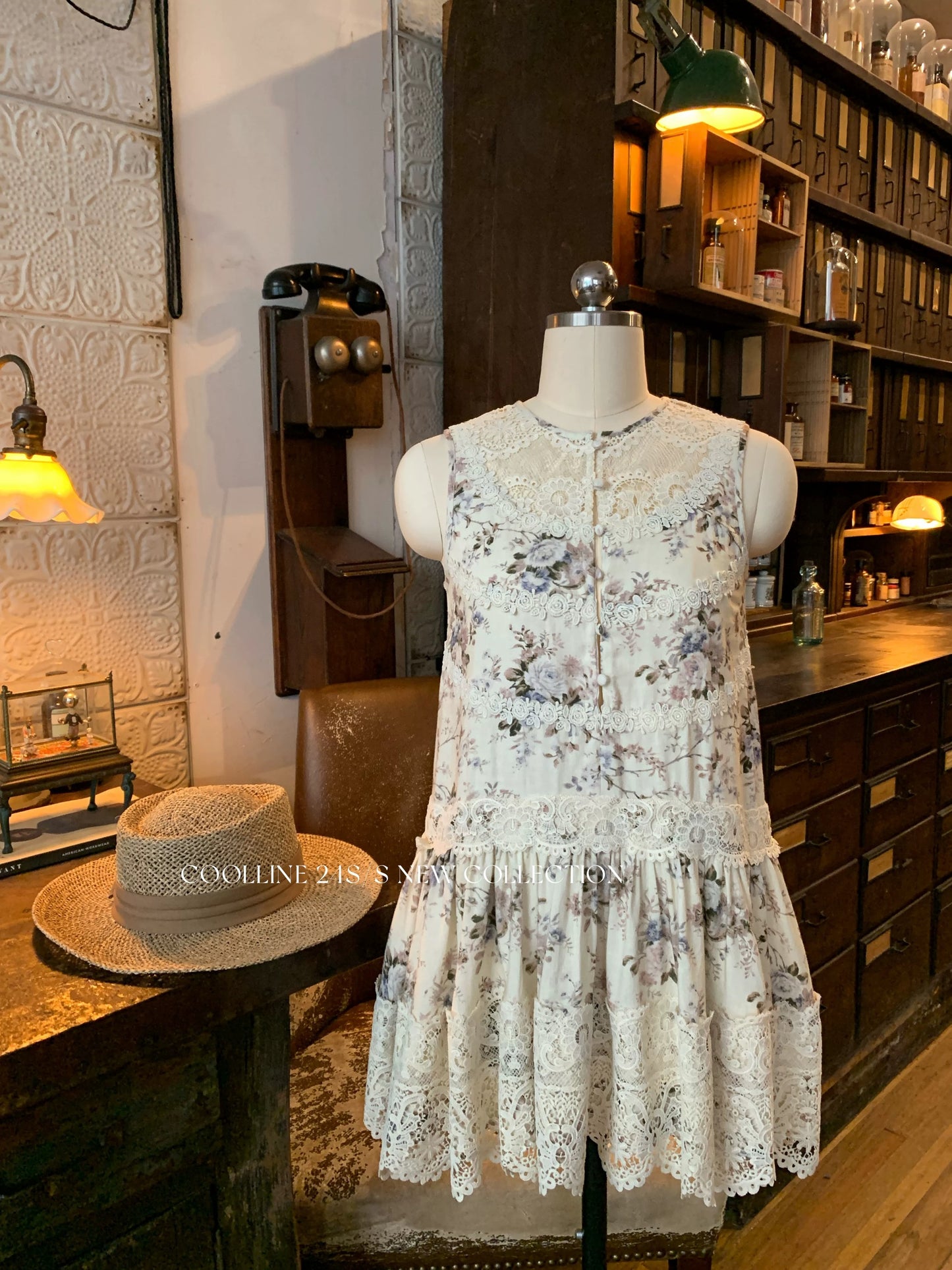 COOLLINE Lin Zixi late summer flowers heavy industry lace splicing sleeveless dress temperament pleated short skirt for women
