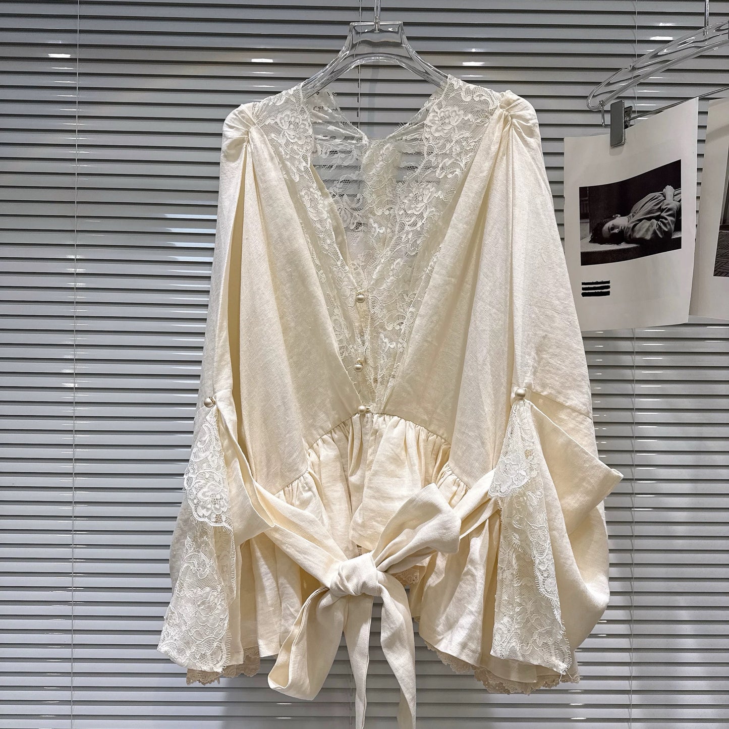 Popular online style, 2026 Spring New French Elegance Lace-trimmed V-neck Top + Scarf + Long Skirt Three-Piece Set