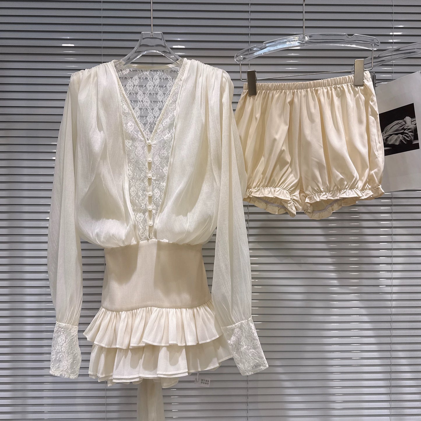 Popular online style, 2025 winter new French style lace-trimmed ribbon shirt + leggings shorts set for women.