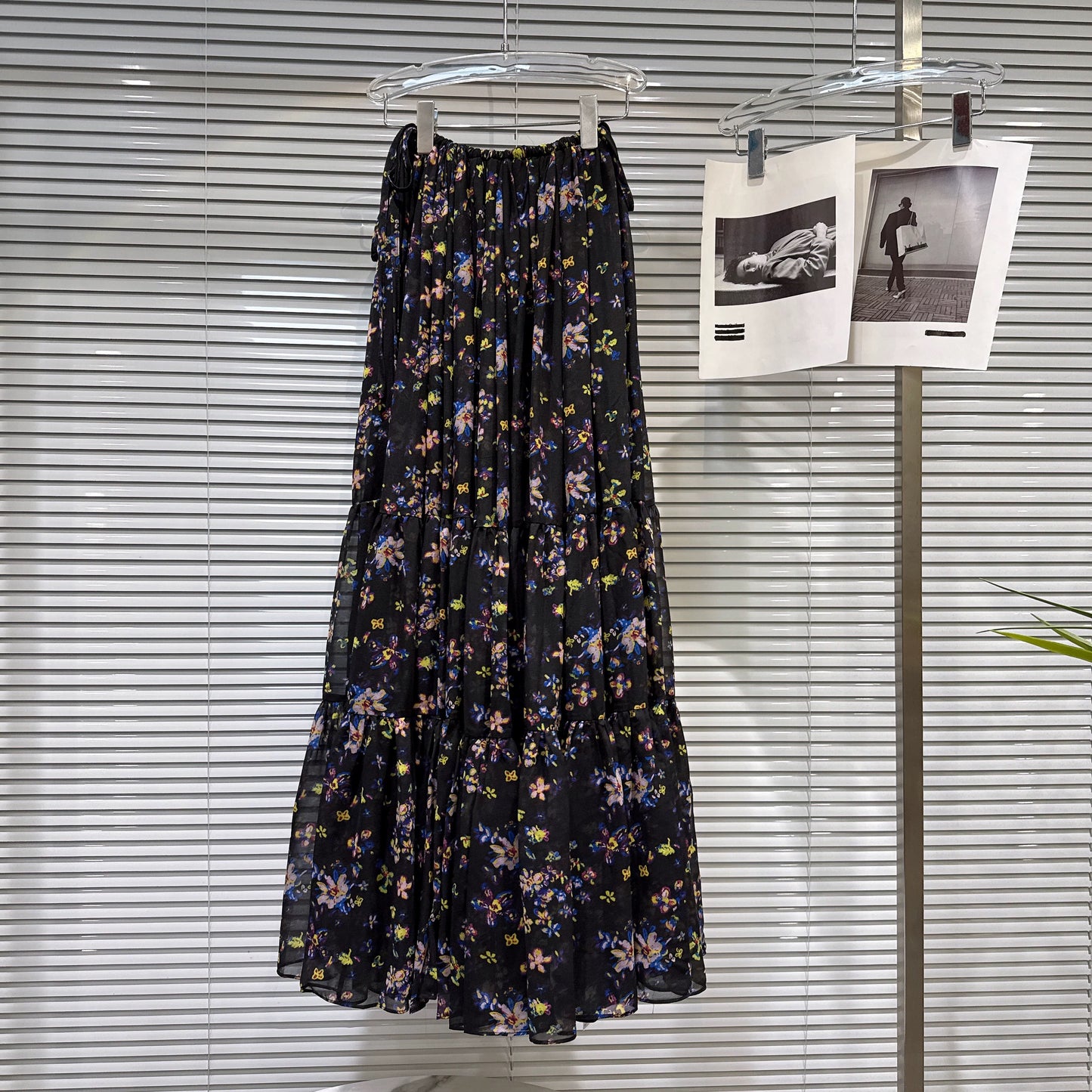 Popular online style, 2026 Spring New French-style V-neck ruffled chiffon blouse + floral chiffon maxi skirt set