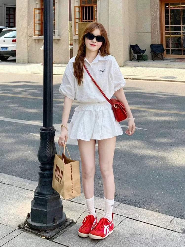 A very nice summer outfit, a complete set of sweet striped short-sleeved shirts, pleated skirts, two-piece suits