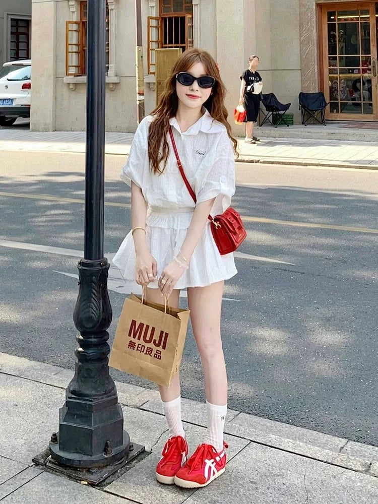 A very nice summer outfit, a complete set of sweet striped short-sleeved shirts, pleated skirts, two-piece suits