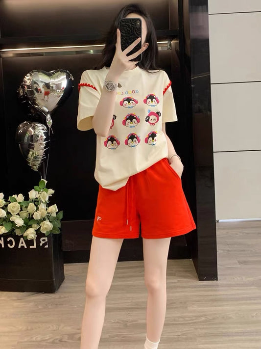 Stylish and trendy women's summer sportswear set—casual, loose-fitting, printed short-sleeve top and shorts—flattering fit, suitable for running.
