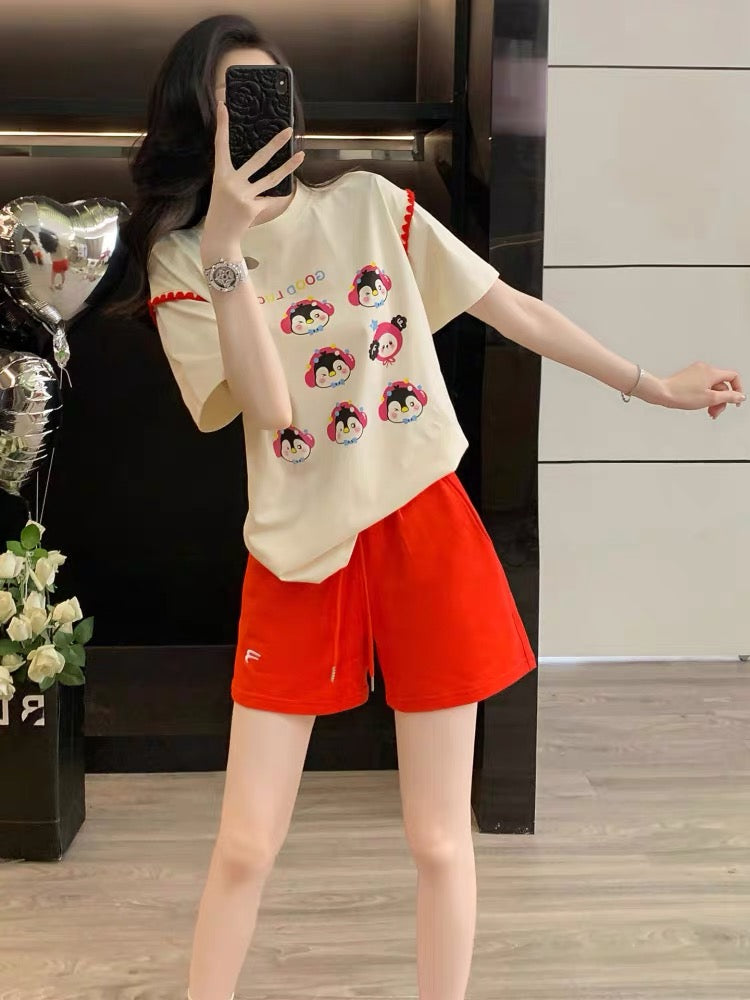 Stylish and trendy women's summer sportswear set—casual, loose-fitting, printed short-sleeve top and shorts—flattering fit, suitable for running.