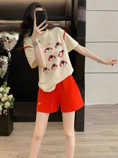 Stylish and trendy women's summer sportswear set—casual, loose-fitting, printed short-sleeve top and shorts—flattering fit, suitable for running.
