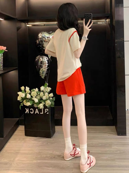 Stylish and trendy women's summer sportswear set—casual, loose-fitting, printed short-sleeve top and shorts—flattering fit, suitable for running.