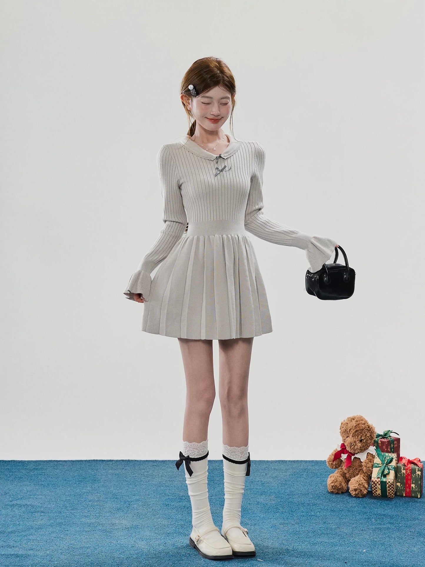 Sweety French-style gray bow knit top for women, slimming and perfect for layering with a pleated dress.
