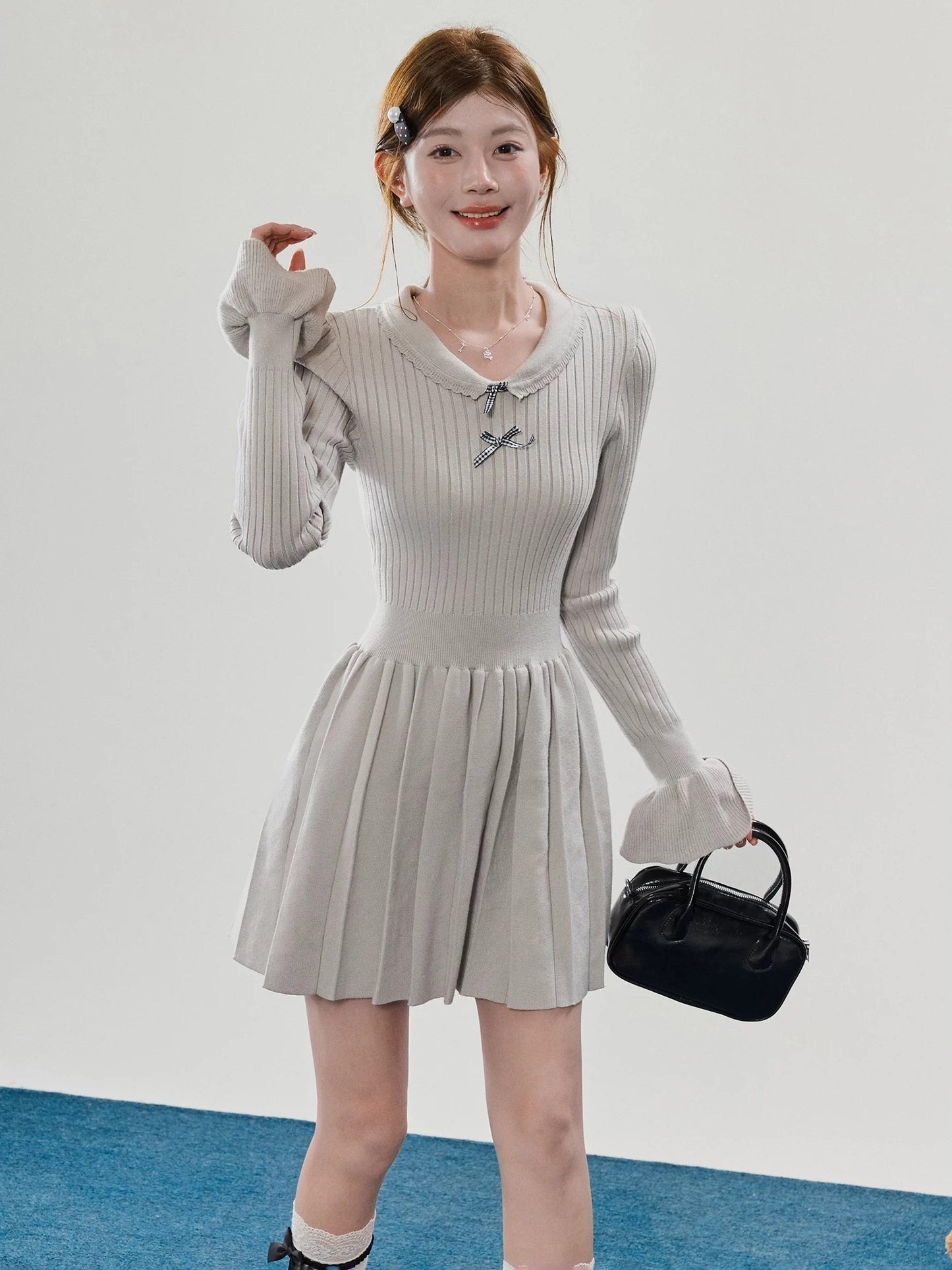 Sweety French-style gray bow knit top for women, slimming and perfect for layering with a pleated dress.