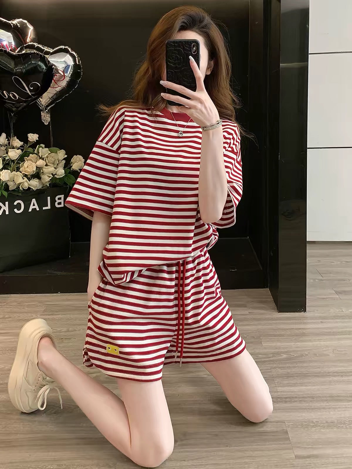 Stylish, youthful-looking women's summer two-piece sports set featuring a loose, striped short-sleeved top and shorts—perfect for running and a slimming look.