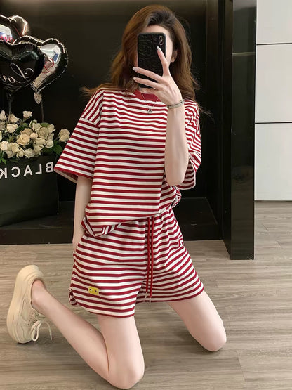 Stylish, youthful-looking women's summer two-piece sports set featuring a loose, striped short-sleeved top and shorts—perfect for running and a slimming look.