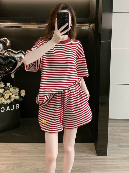 Stylish, youthful-looking women's summer two-piece sports set featuring a loose, striped short-sleeved top and shorts—perfect for running and a slimming look.